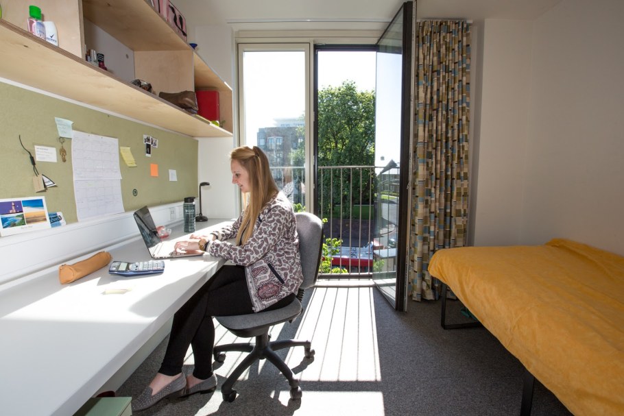 Студенты в общежитии