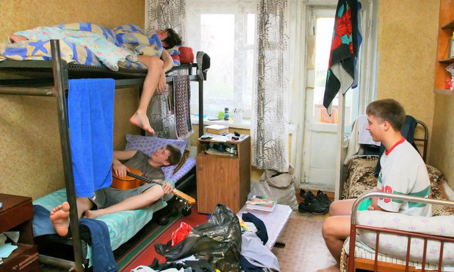 Студент на кухне