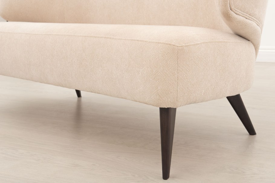 Классический диван на ножках