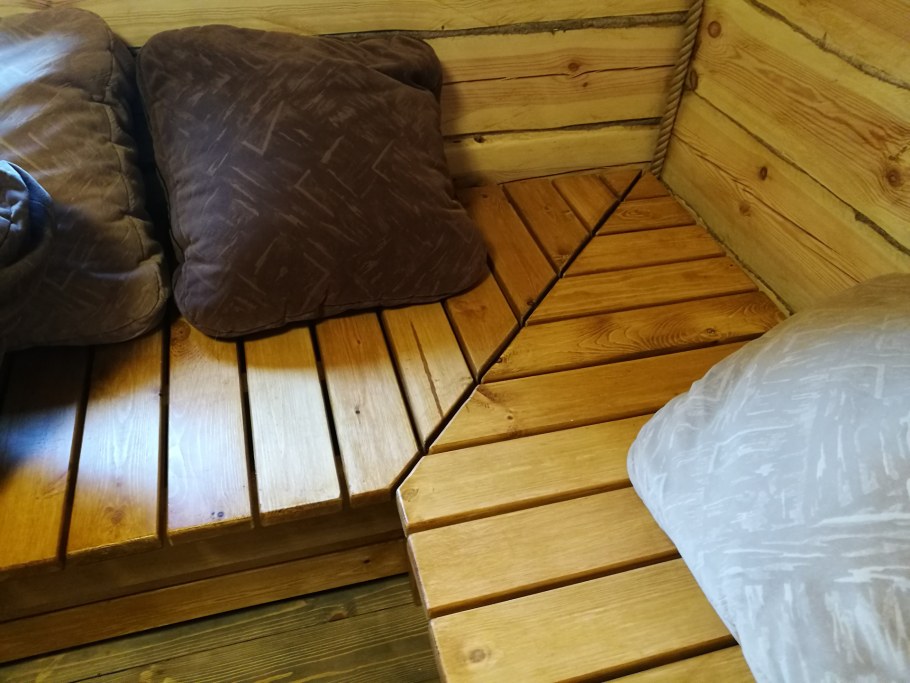 Угловая скамейка для бани