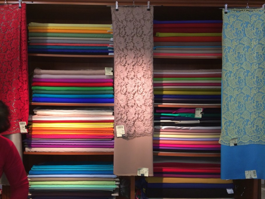 Полка с тканями