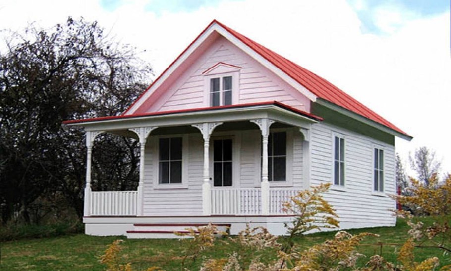 Белый деревянный дачный домик снаружи