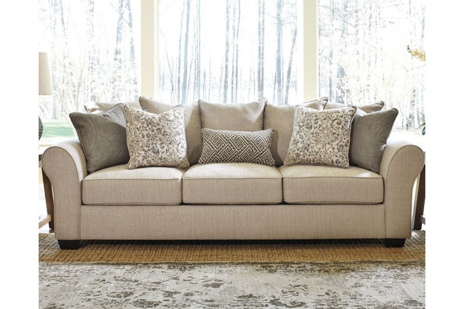 Диван с мягкими подушками