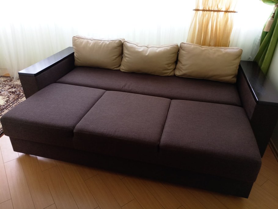 Коричневый диван с подушками