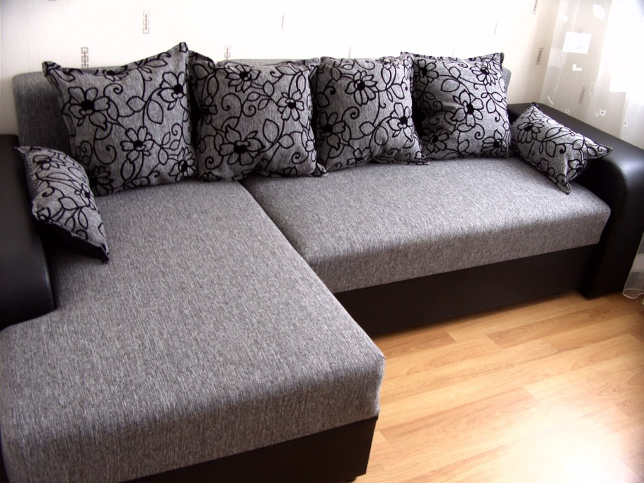 Угловой диван с подушками