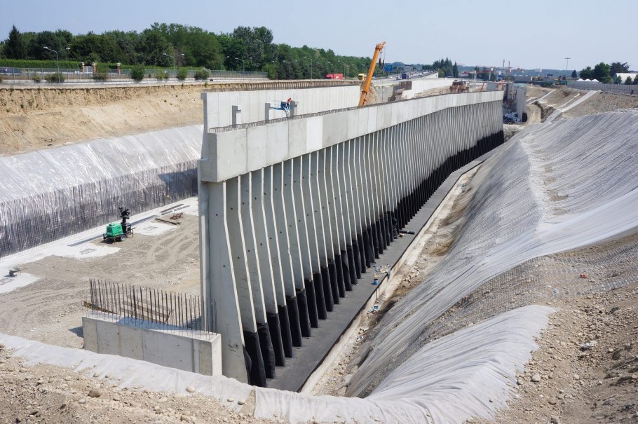 Сборная бетонная подпорная стена