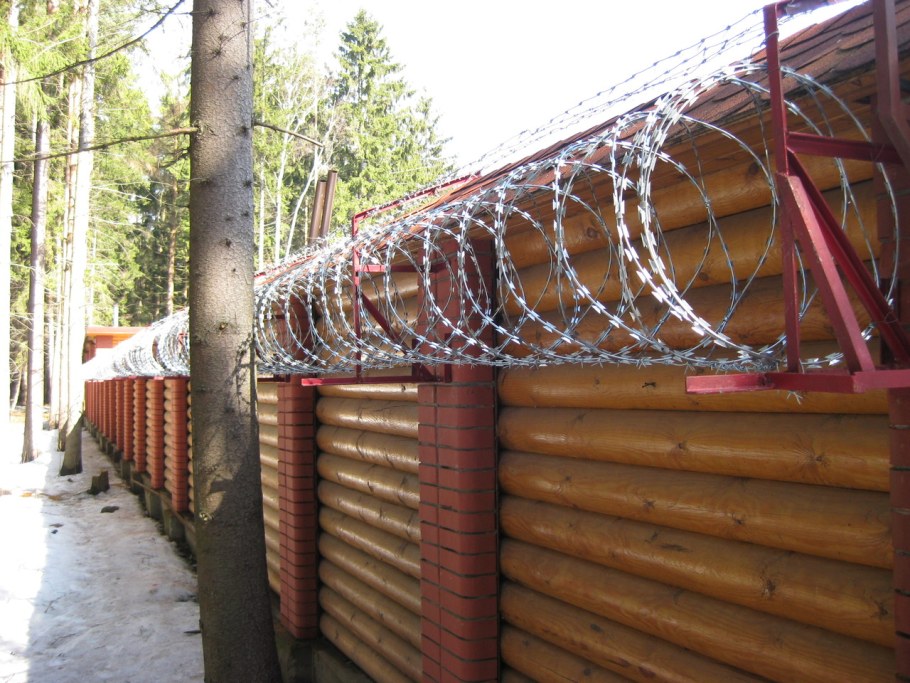 Забор с колючей проволокой на даче