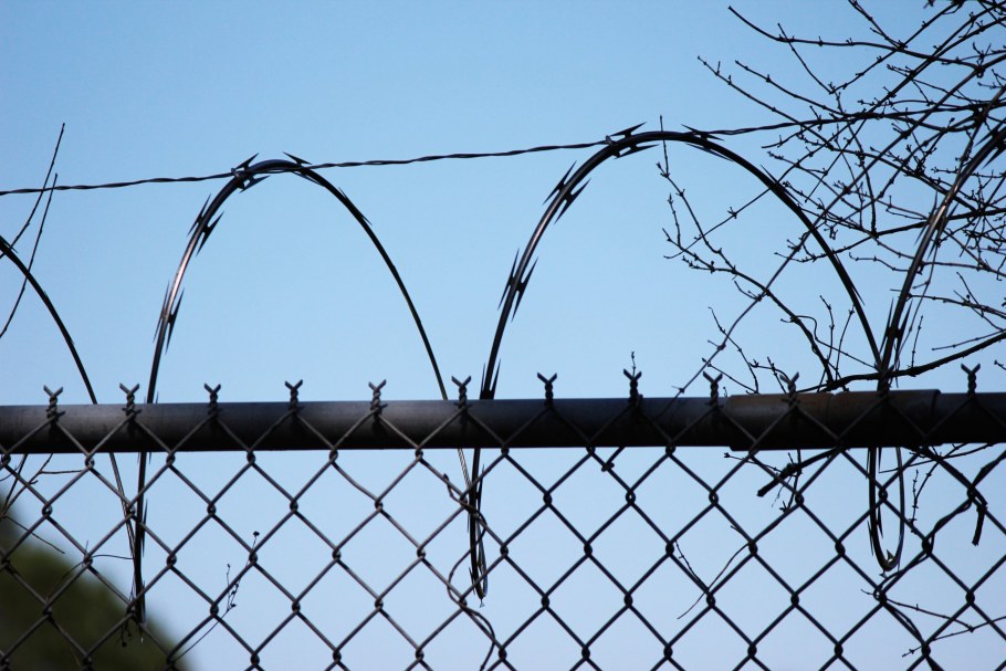 Забор Дорхан с колючей проволокой
