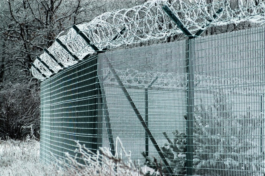 Ограждение с колючей проволокой