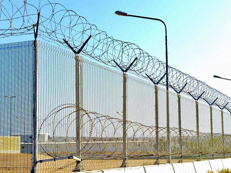 Забор с колючей проволокой