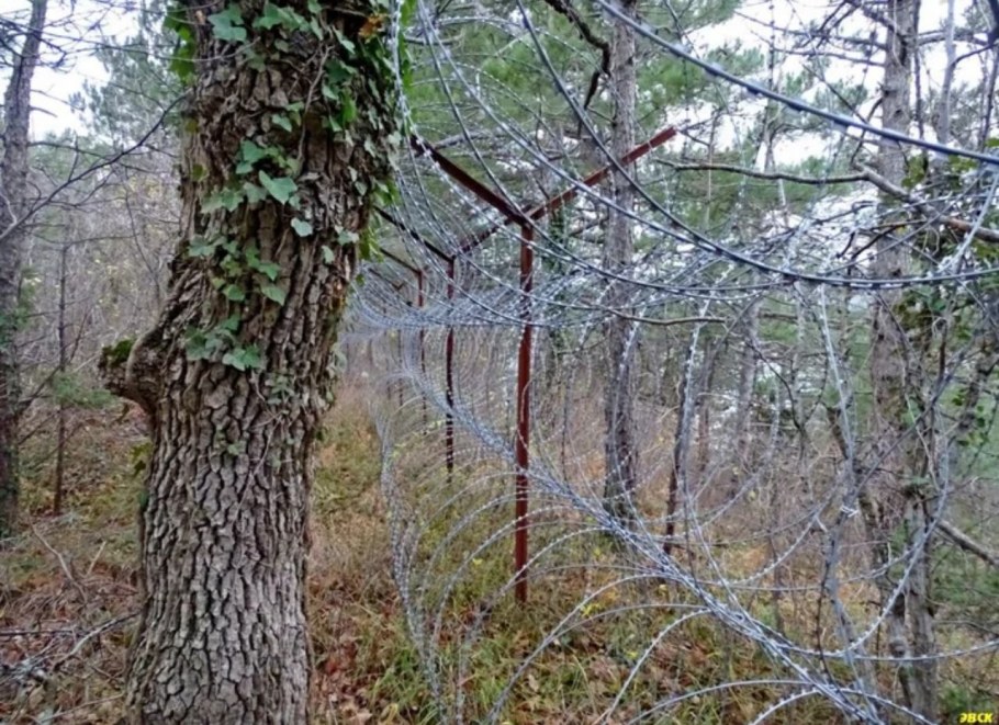 Зона колючая проволока забор
