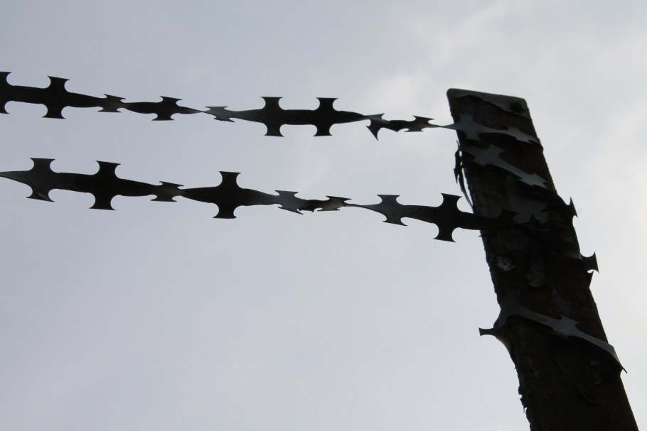 Забор с колючей проволокой