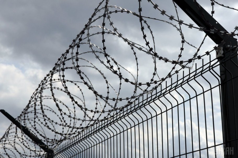 Частный дом с колючей проволокой