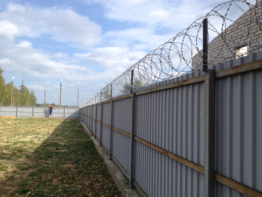 Забор с колючей проволокой 3d модель