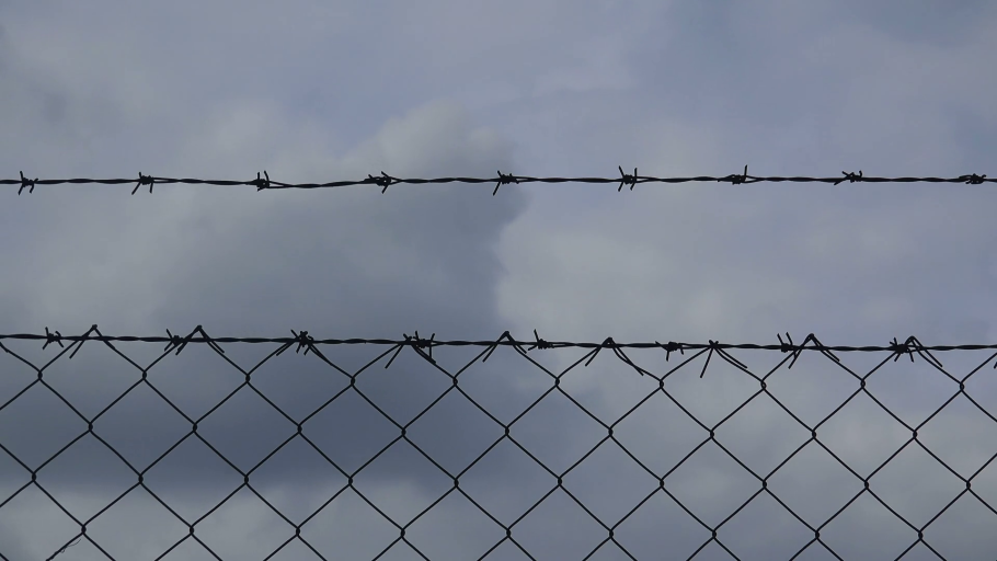 Забор с колючей проволокой тюрьма