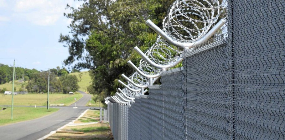 Оградительный забор из колючей проволоки