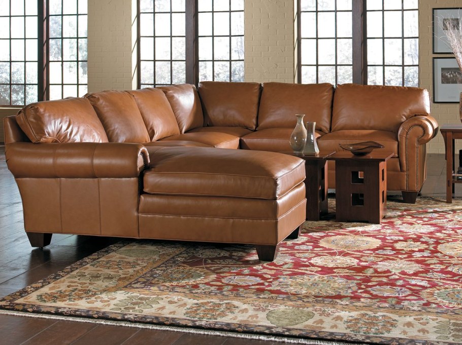 Коричневый кожаный диван