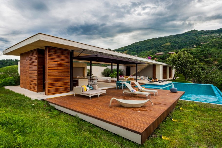 Терраса с бассейном к дому