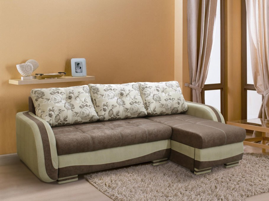 Кожаный диван с деревянными подлокотниками