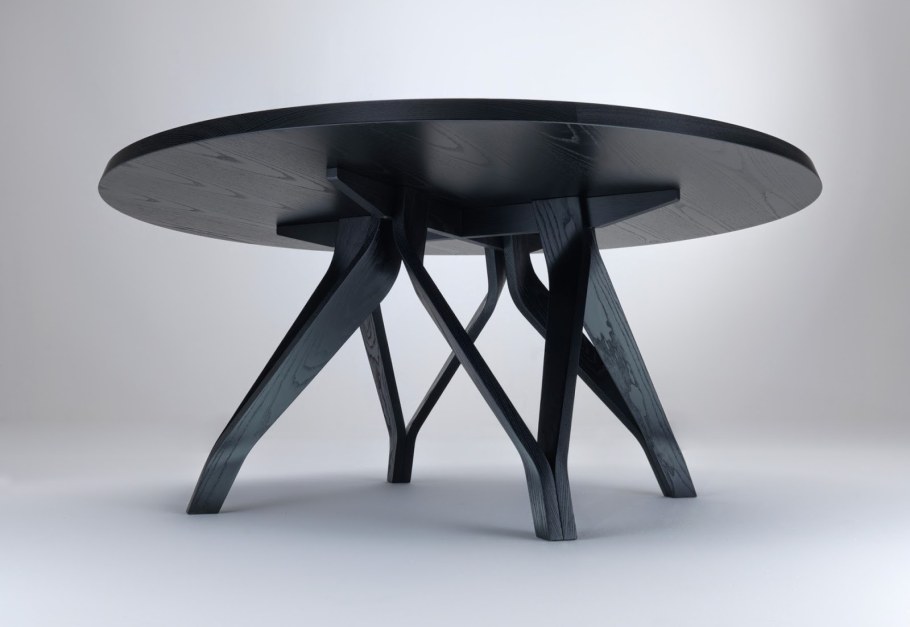 Кухонный стол с деревянными ножками