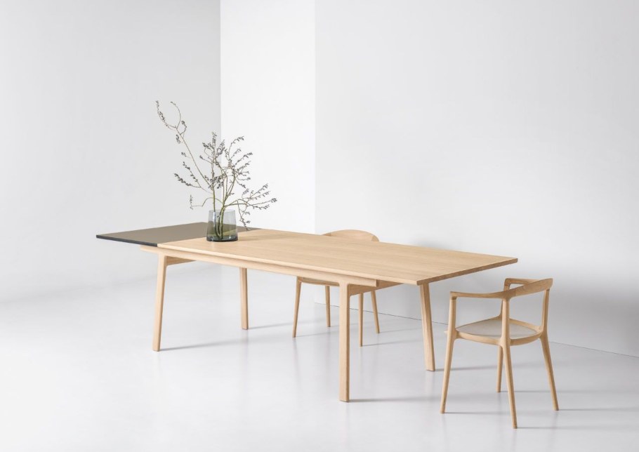 Круглый стеклянный стол с золотыми ножками