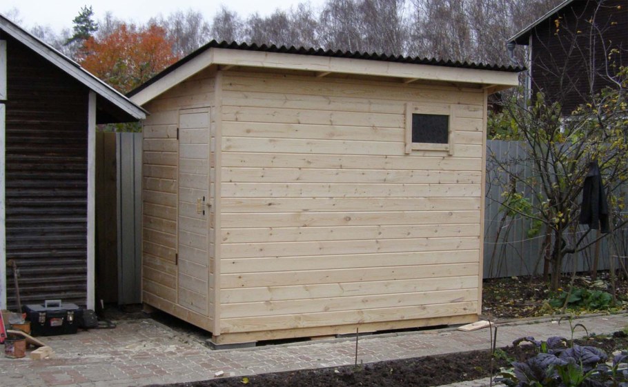 Угловой сарай для дачи