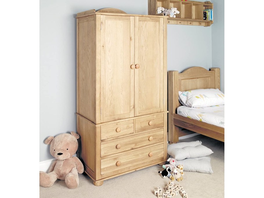 Деревянный шкаф в детскую