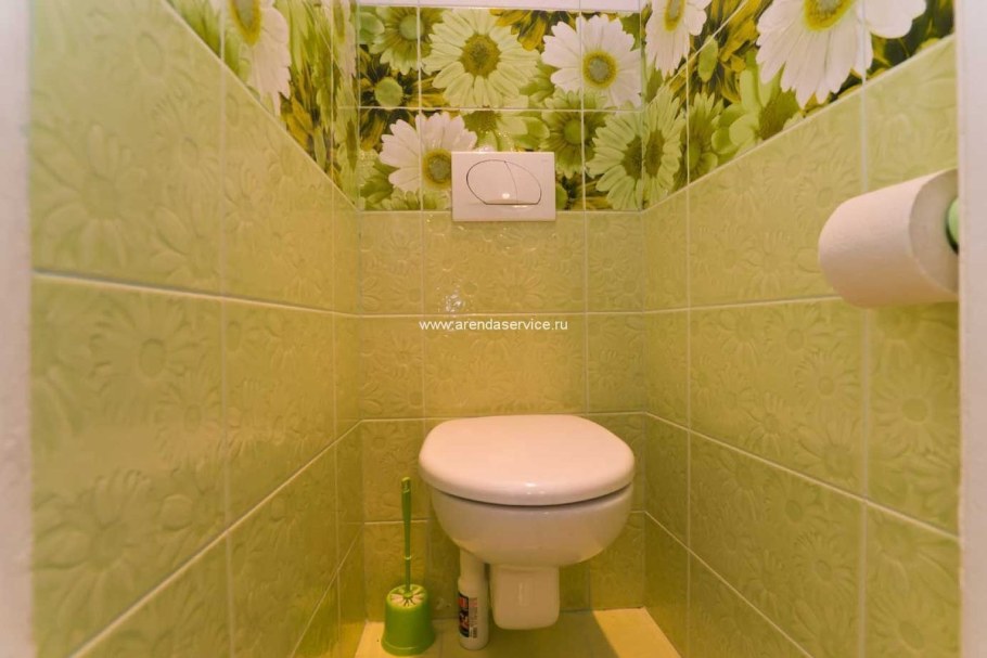 Интерьер туалета с обоями