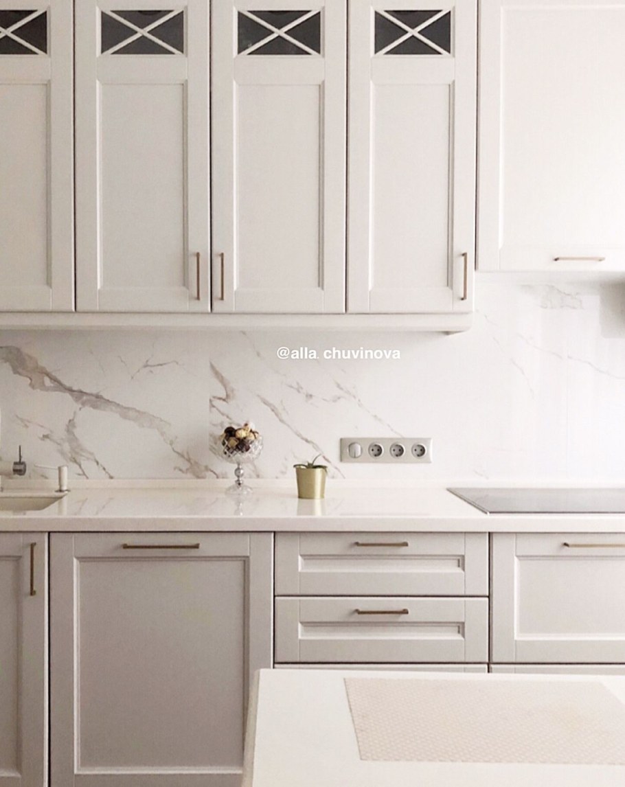 Белая кухня с филенками