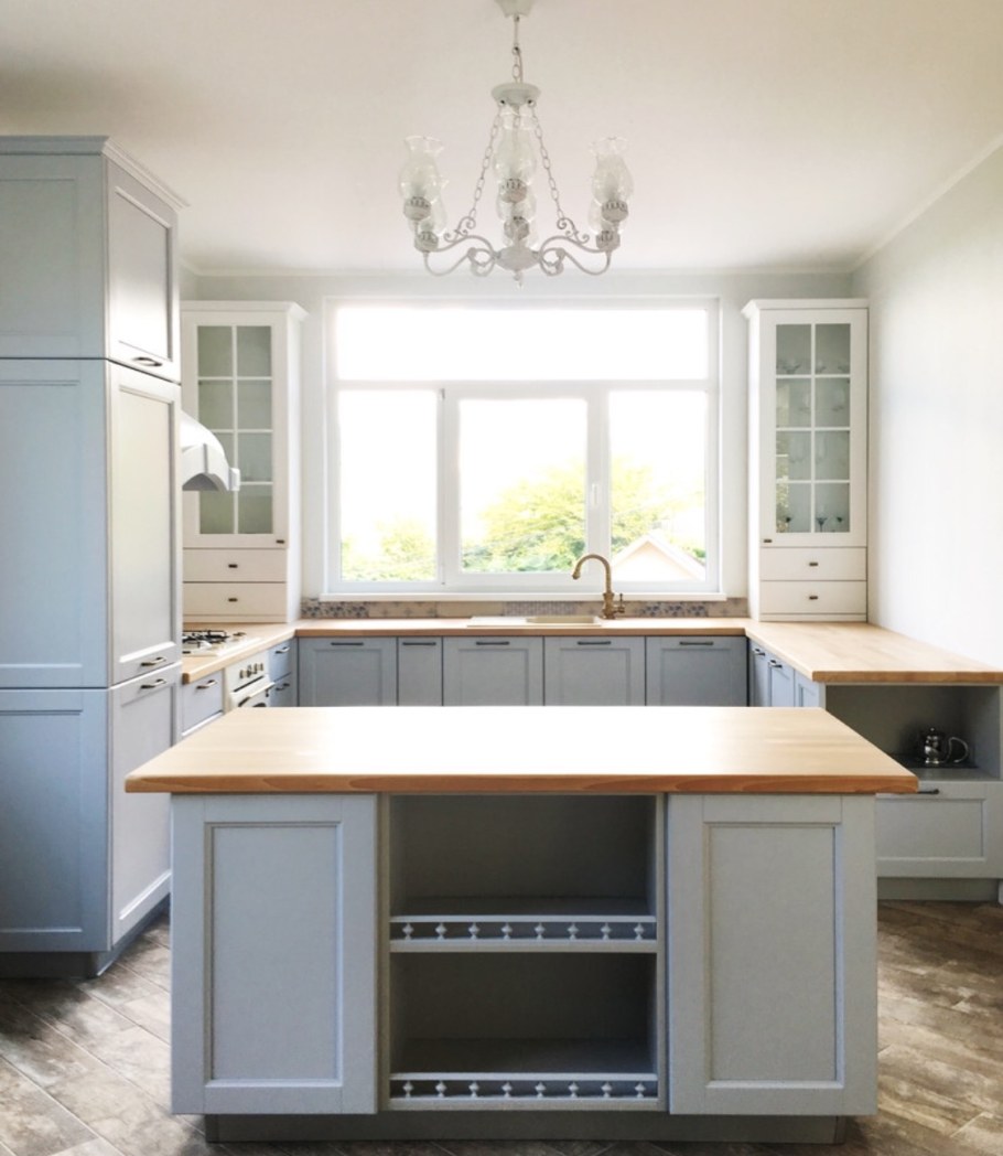 Светлая кухня в хрущевке