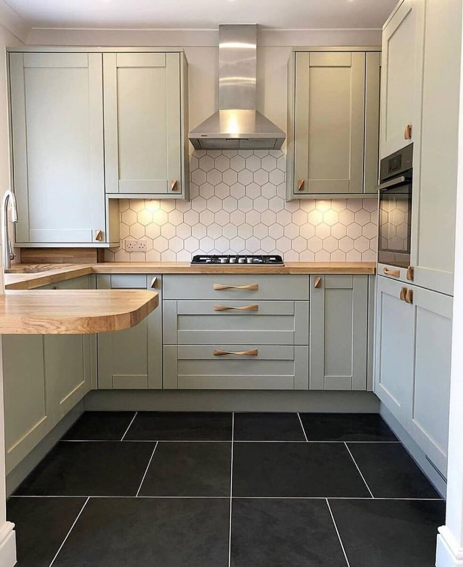 Кухни Неоклассика светлые с черной бытовой техникой