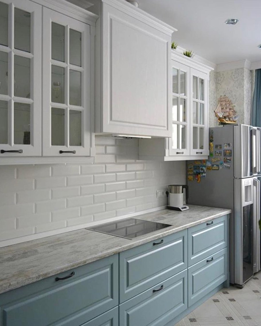 Белая кухня с деревянной столешницей 6 кв м