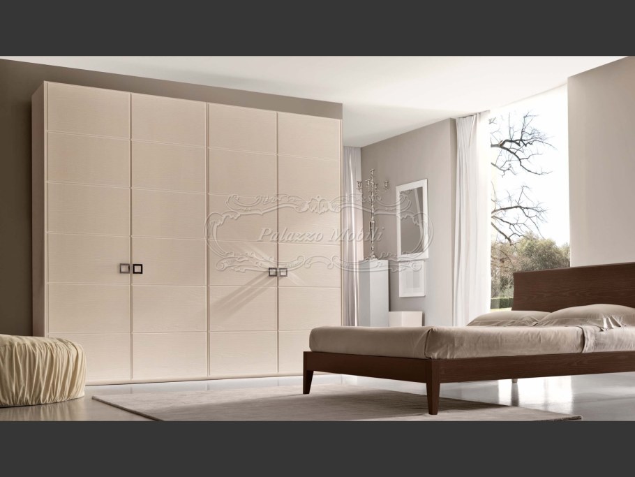 Шкаф в спальню с распашными дверями