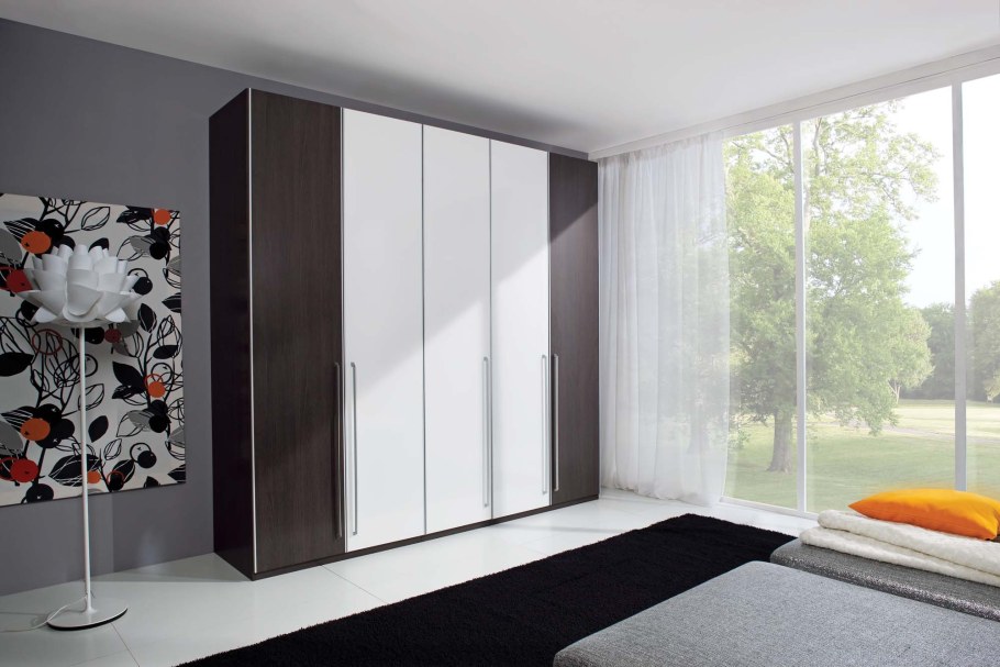 Шкаф белый с коричневым