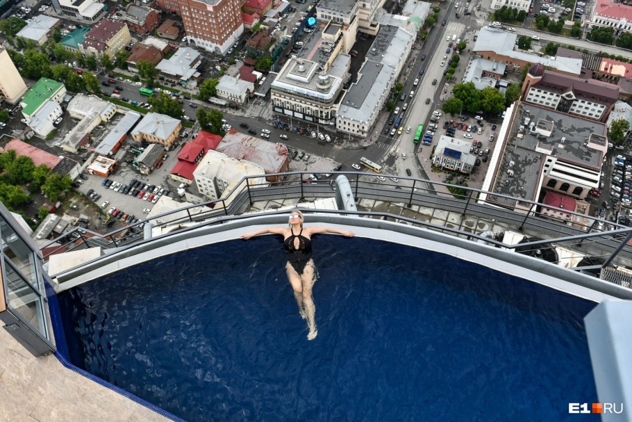 ЕКБ бассейн на крыше Высоцкого