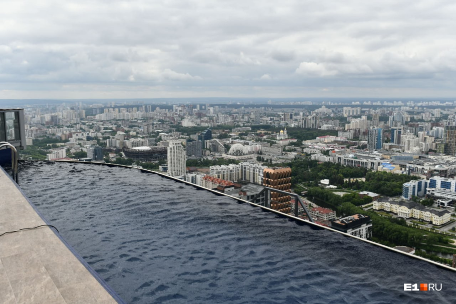 Бассейн на крыше Высоцкого