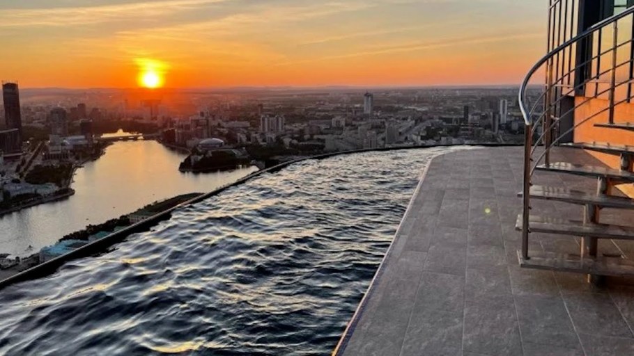 ЕКБ бассейн на крыше Высоцкого