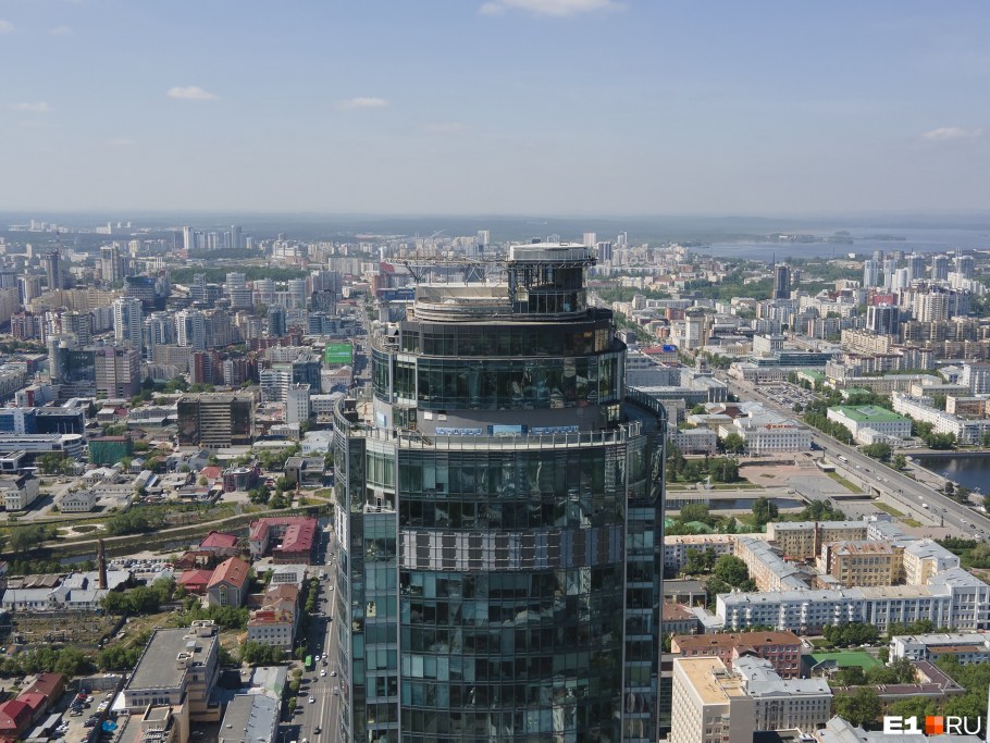 Бассейн на крыше небоскреба в Сингапуре