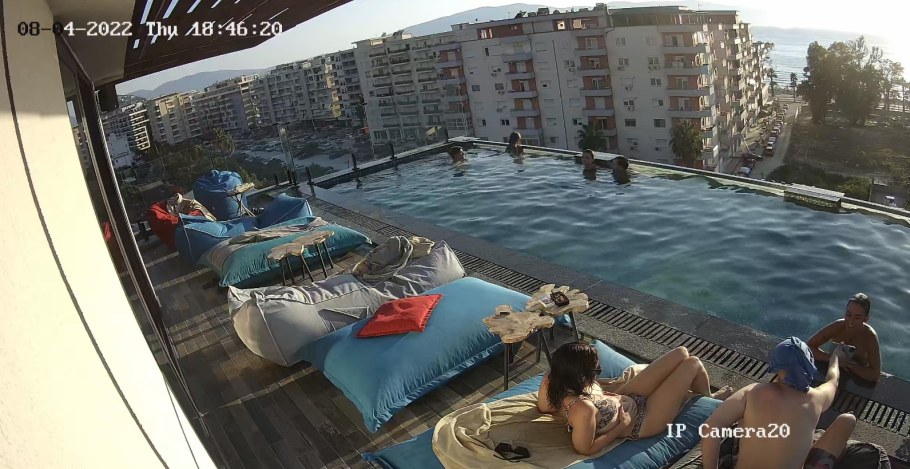 Десантники в бассейне на крыше Высоцкого