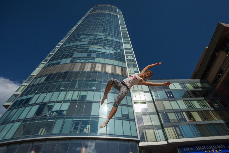 Десантники в бассейне на крыше Высоцкого