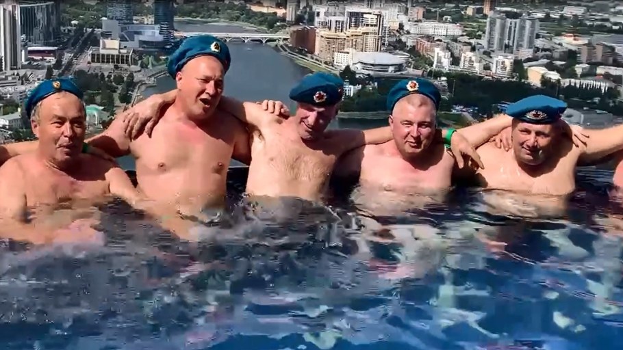 Тусовка у бассейна с азотом