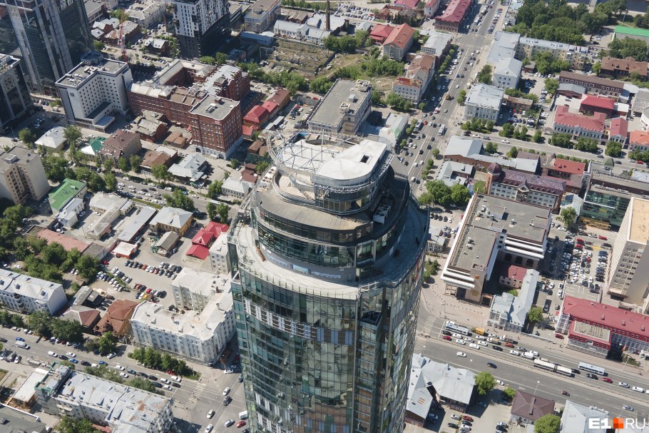 Бассейн на крыше Высоцкого Екатеринбург