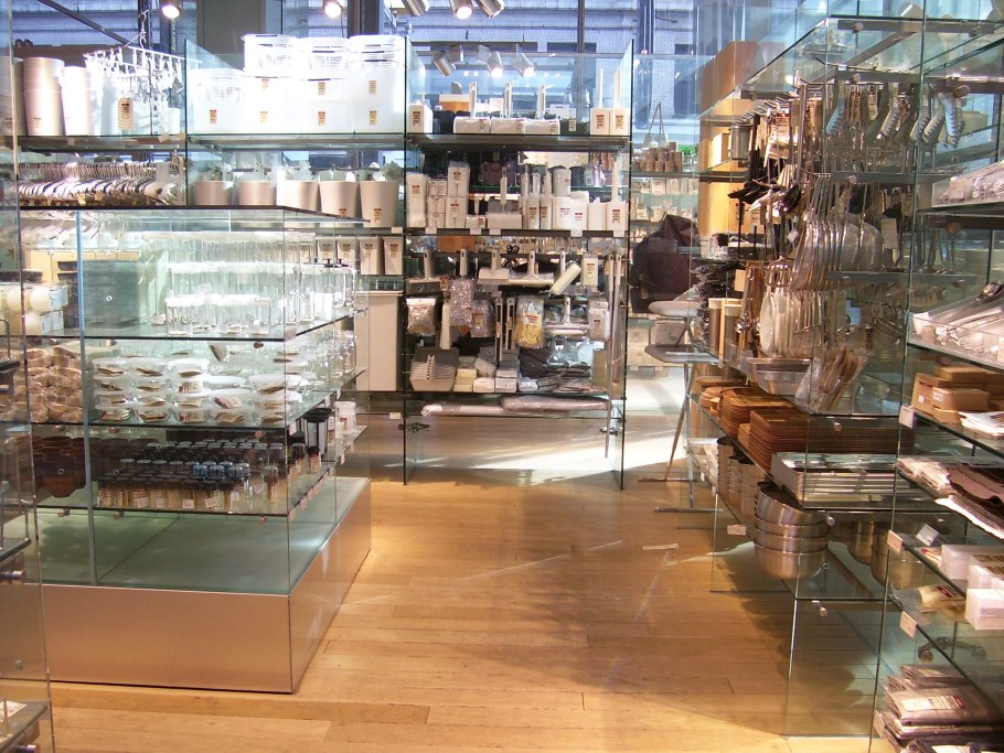 Диван красно белый