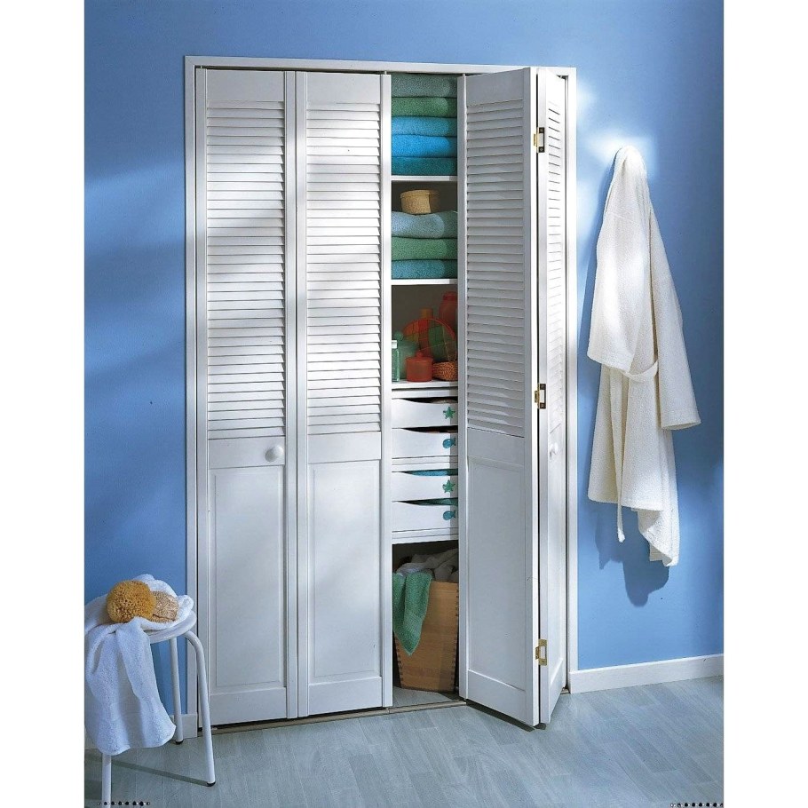 Узкая дверь в гардеробную