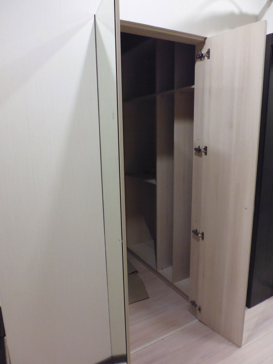 Складная дверь для шкафа