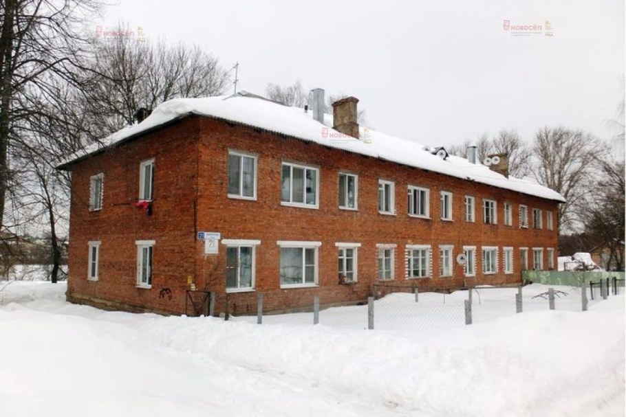 Двухэтажный кирпичный многоквартирный дом