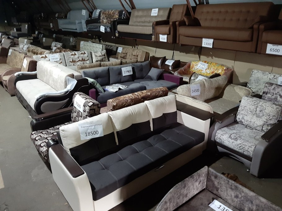 Мебельный ангар возле меге