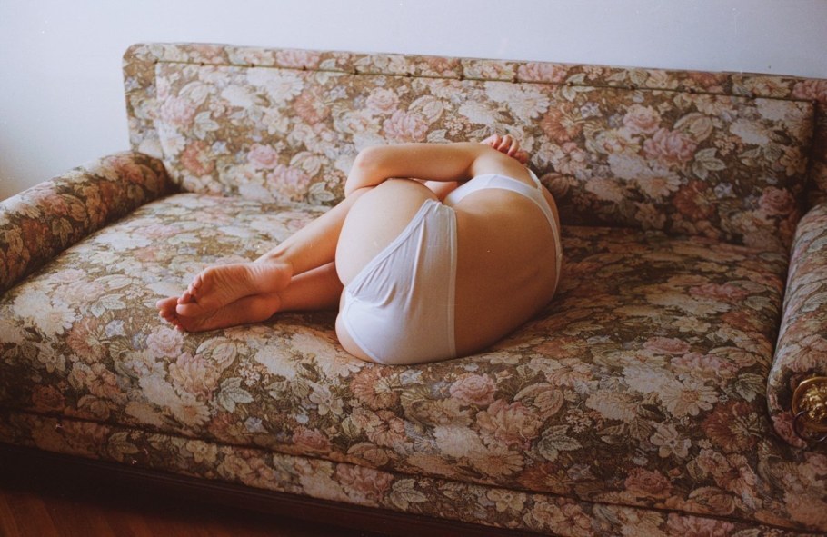 Женщины в трусах на диване