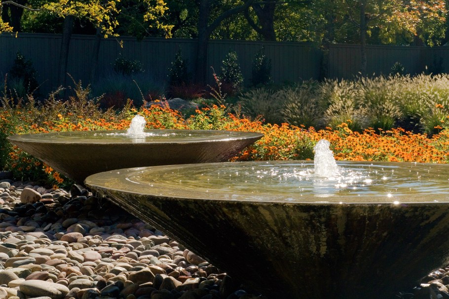 Современный фонтан для сада