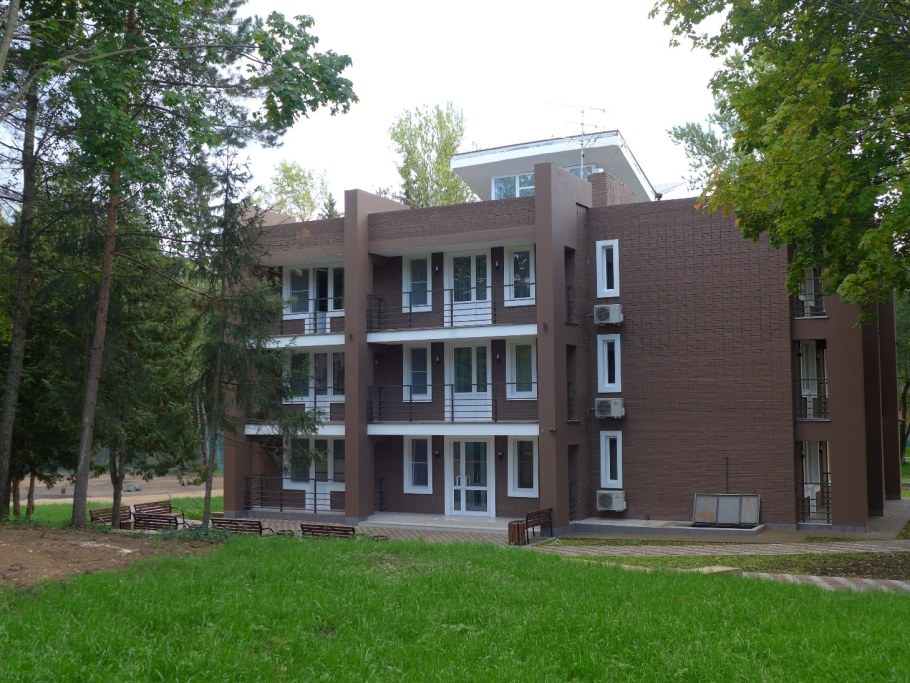 Спальня с мебелью из светлого дерева